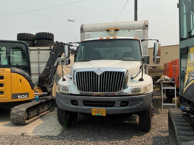 2005 International 4400 SBA 4x2 Van Truck