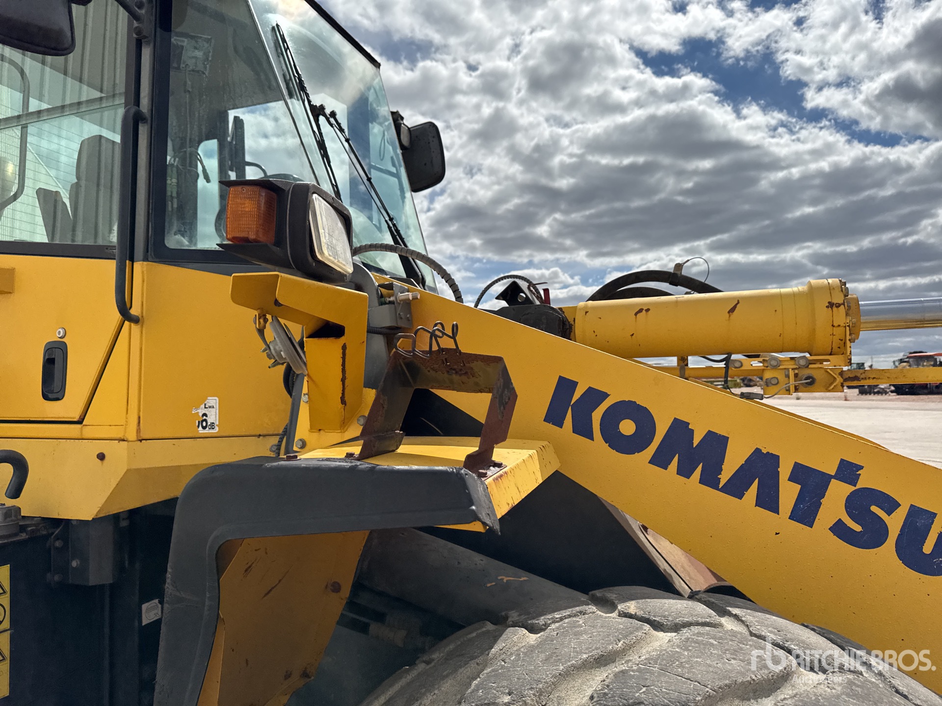 2004 Komatsu WA320-5