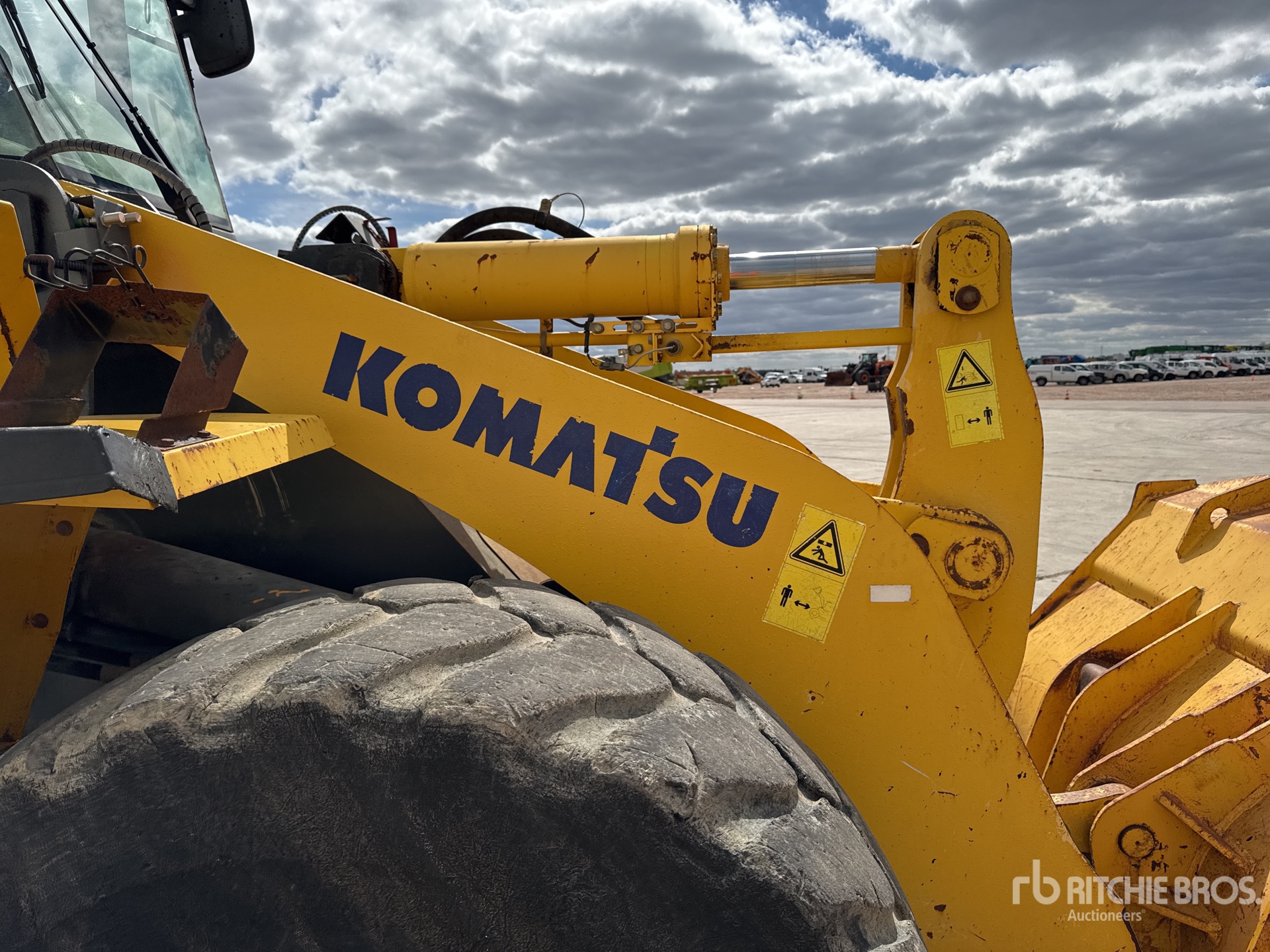 2004 Komatsu WA320-5