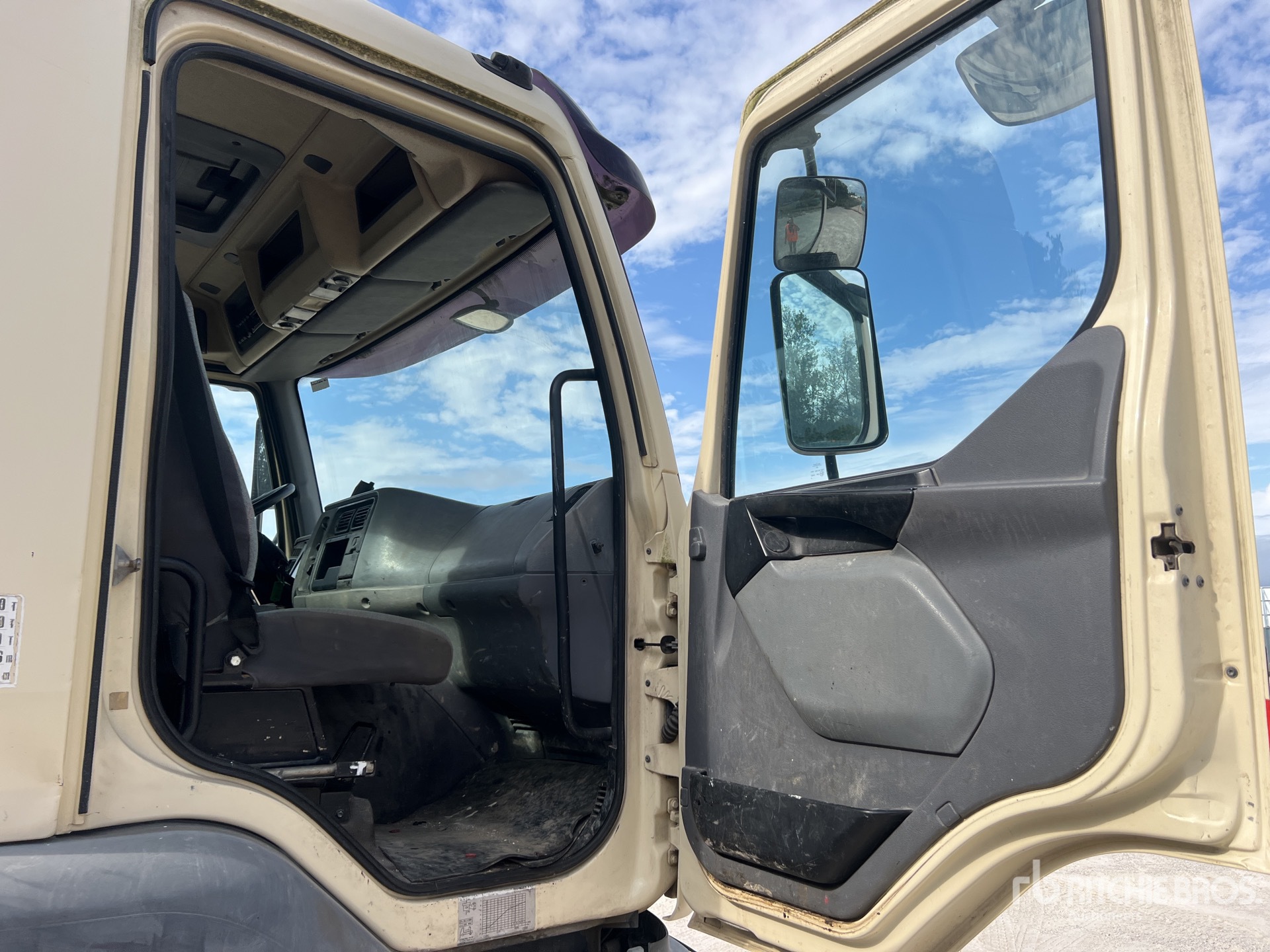 2004 Renault KERAX 320.19