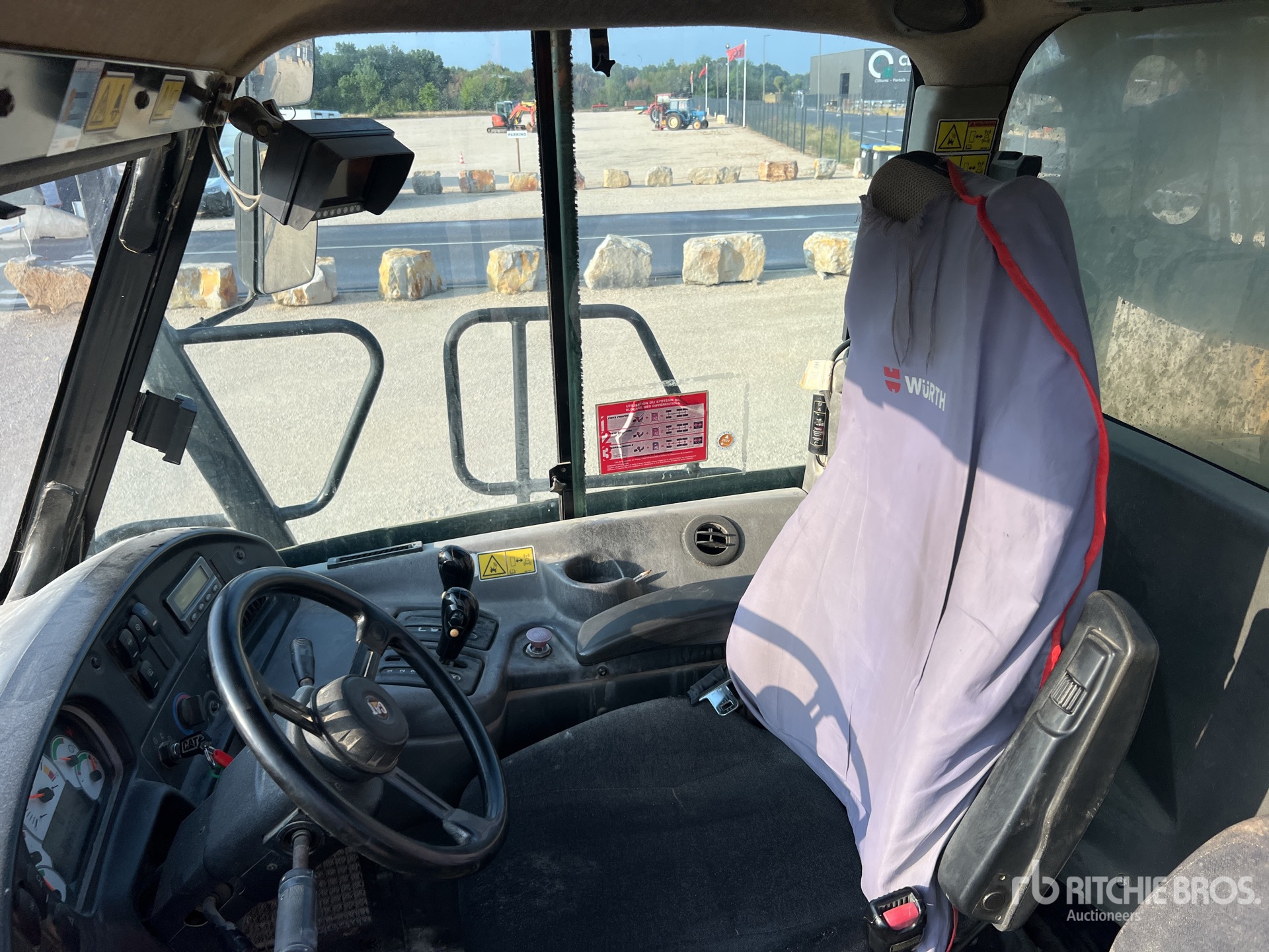 2011 Caterpillar 725