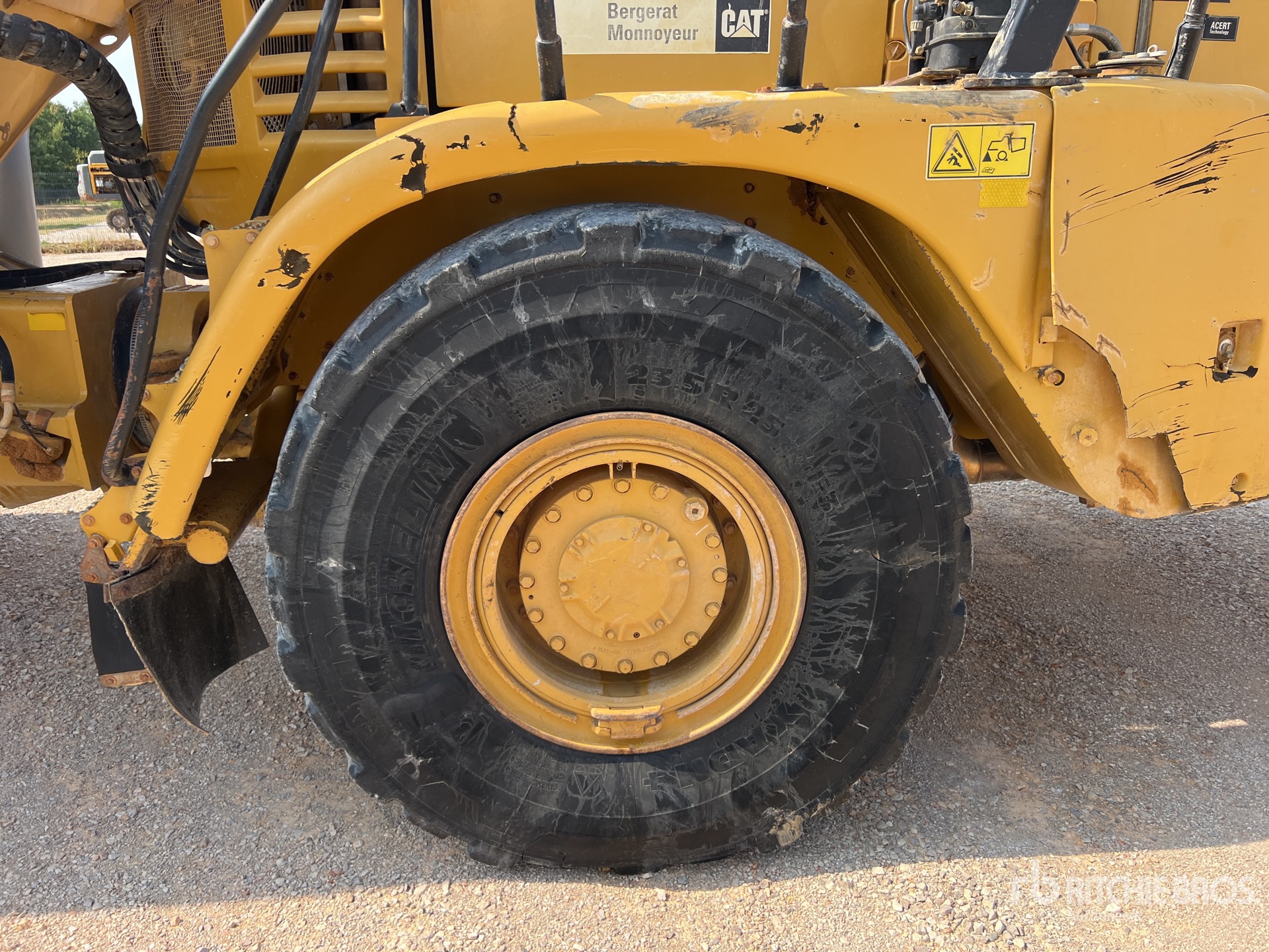 2011 Caterpillar 725