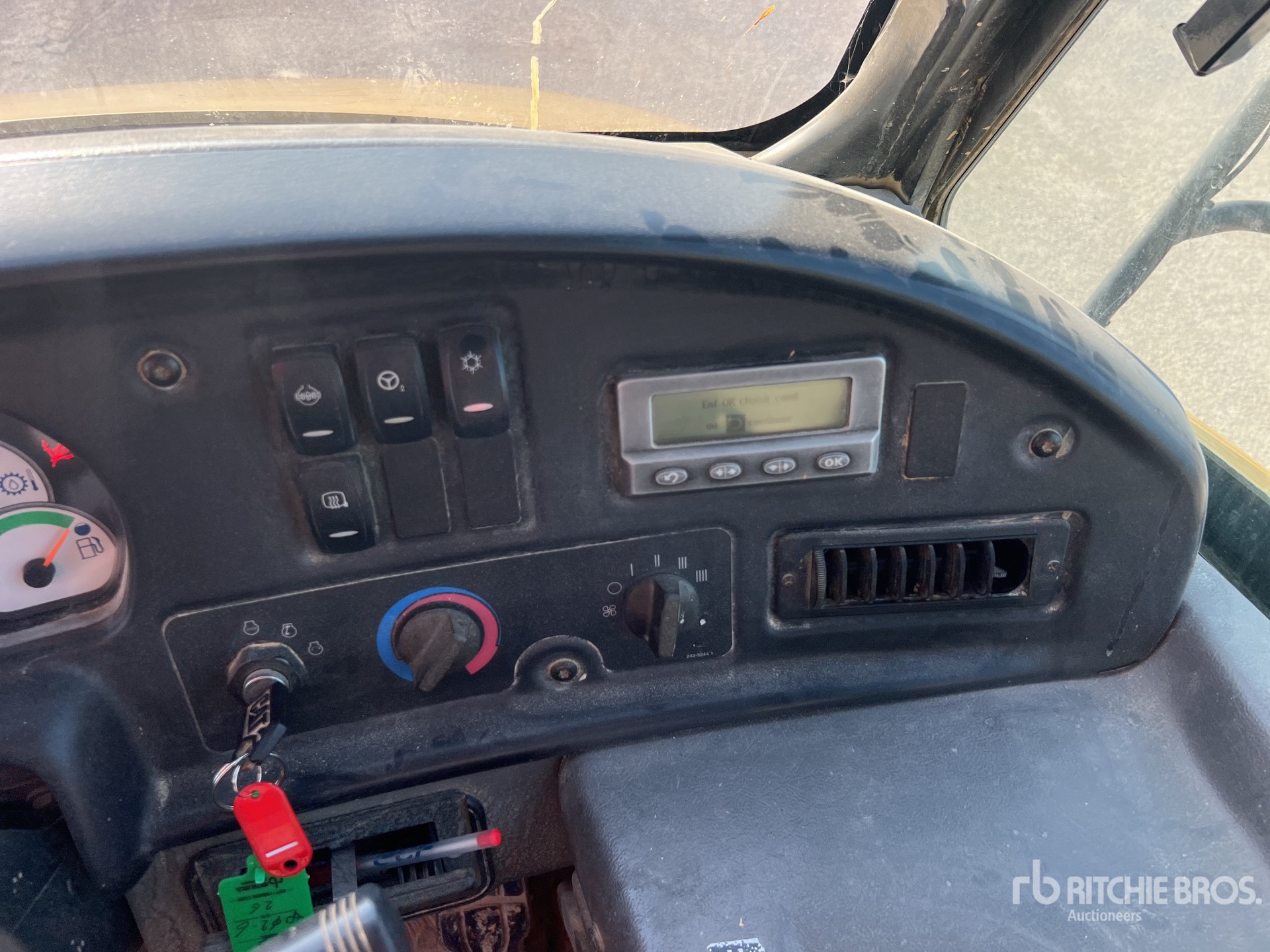 2011 Caterpillar 725