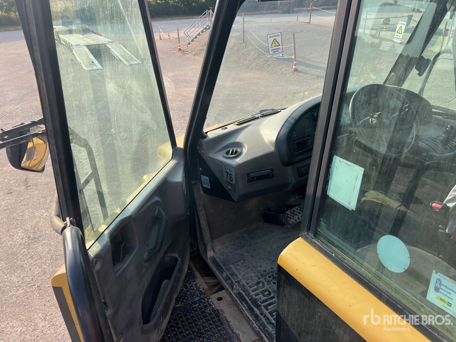 2011 Caterpillar 725
