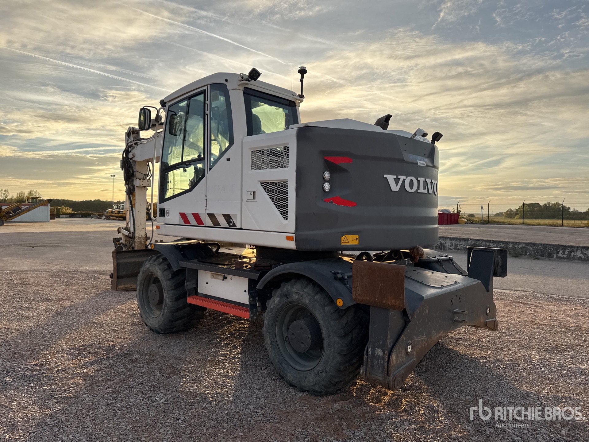 2017 Volvo EWR150E