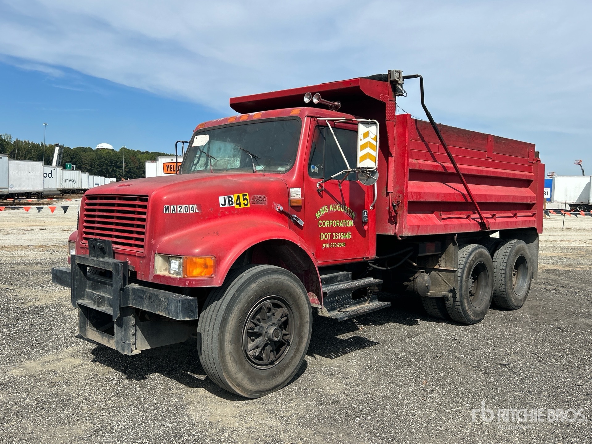 Photo of 1997 International 4900
