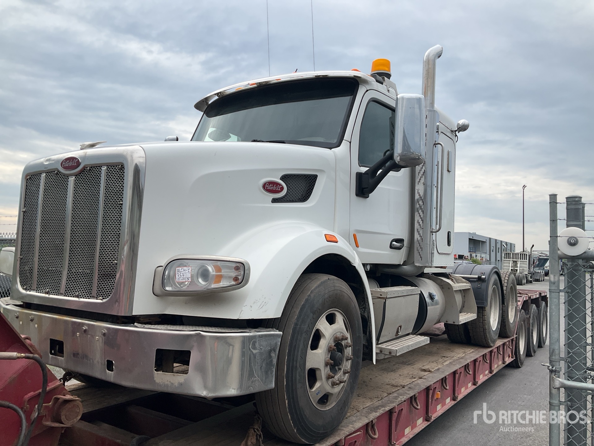 Photo of a 2015 Peterbilt 567