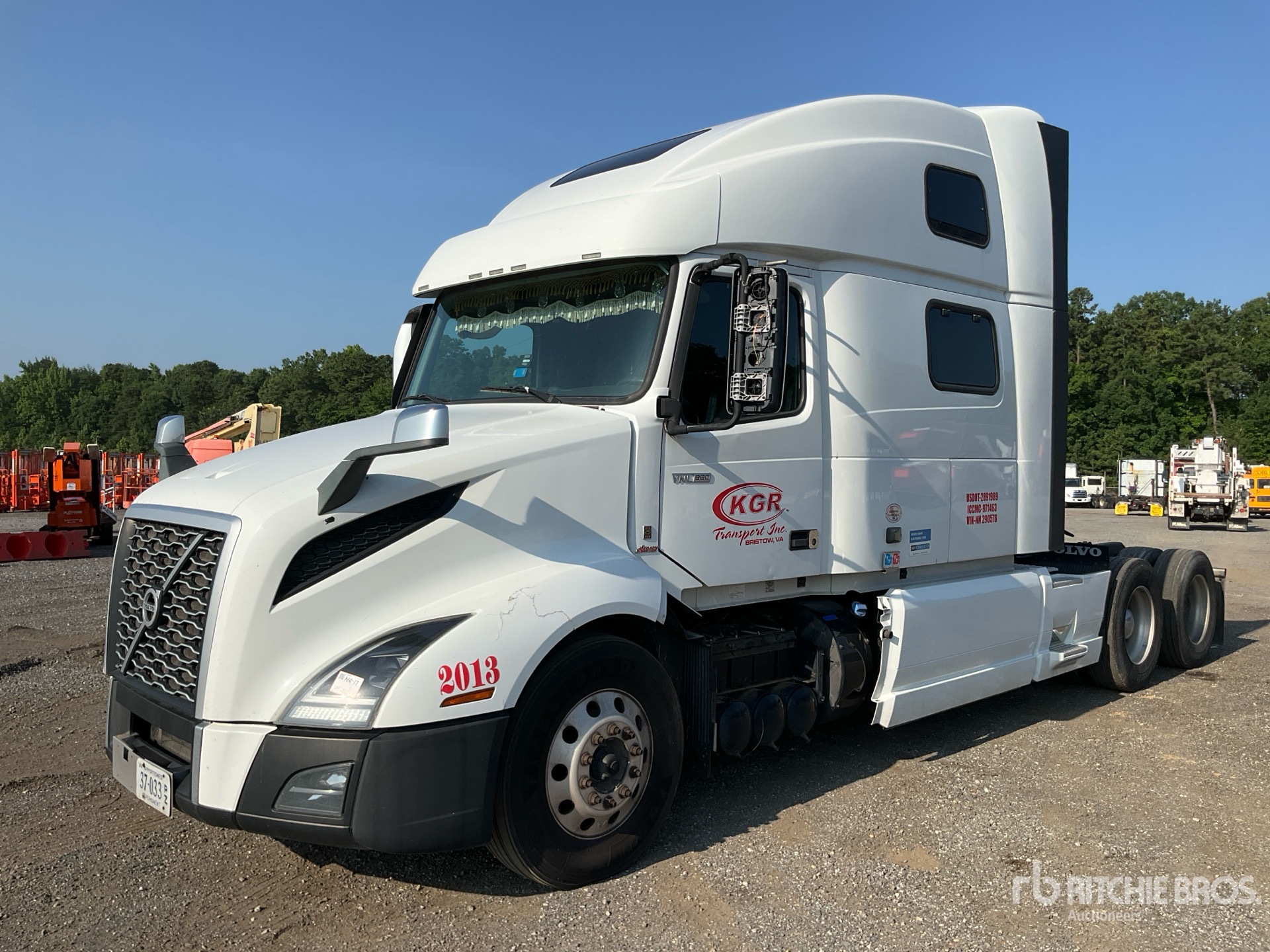 Photo of a 2022 Volvo VNL860