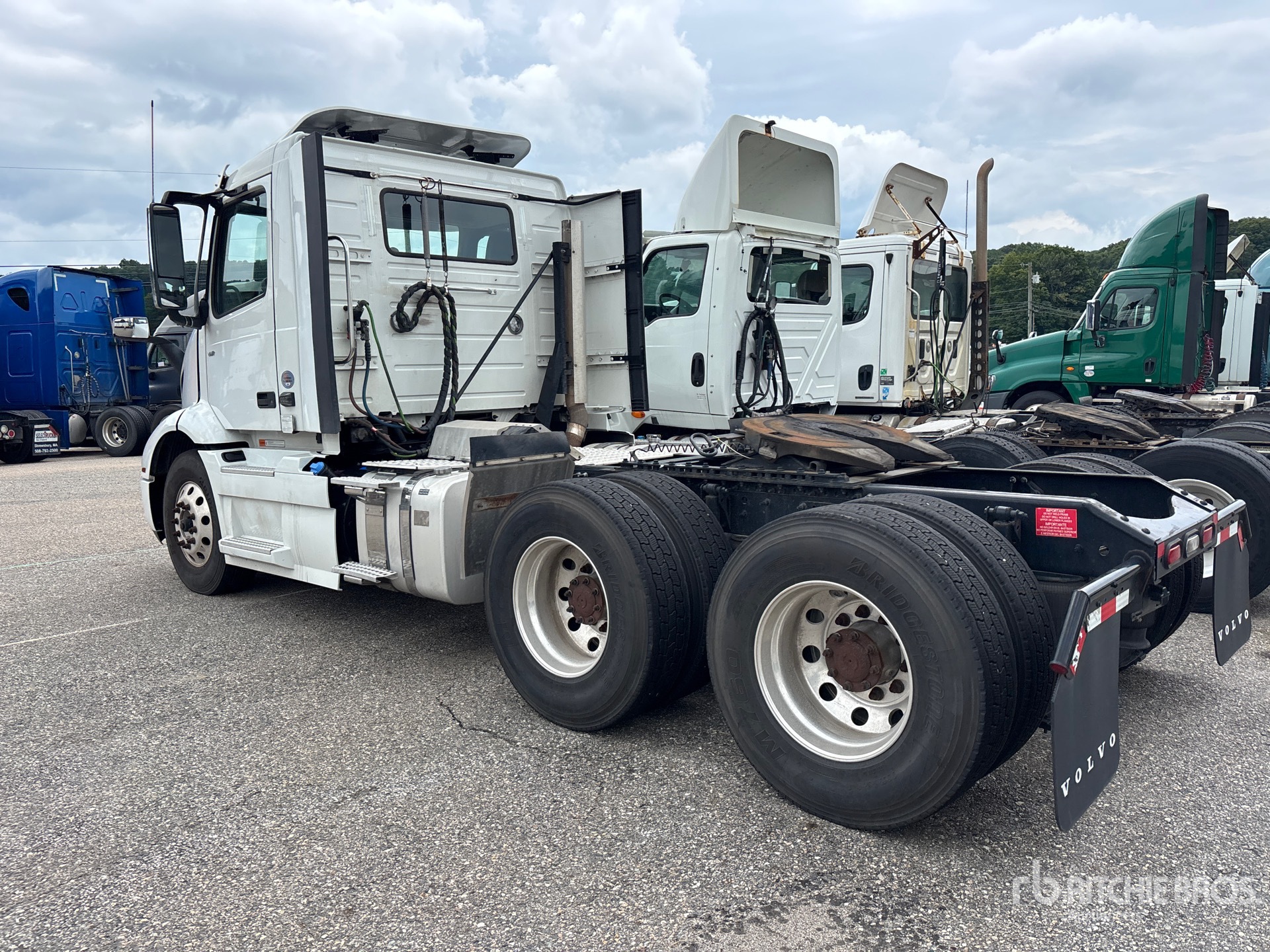 2025 Volvo VNR