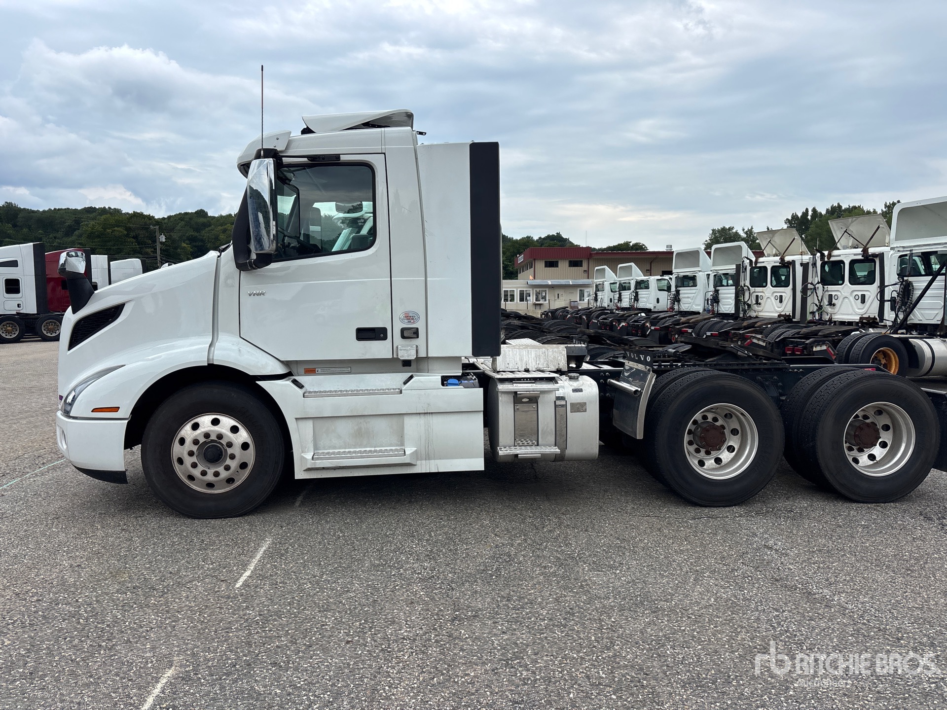 2025 Volvo VNR