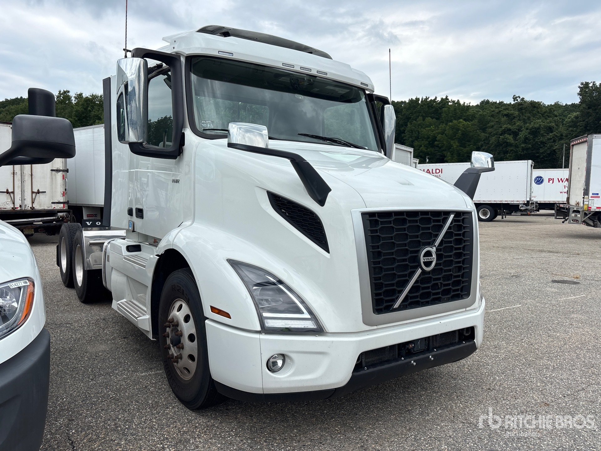 2025 Volvo VNR