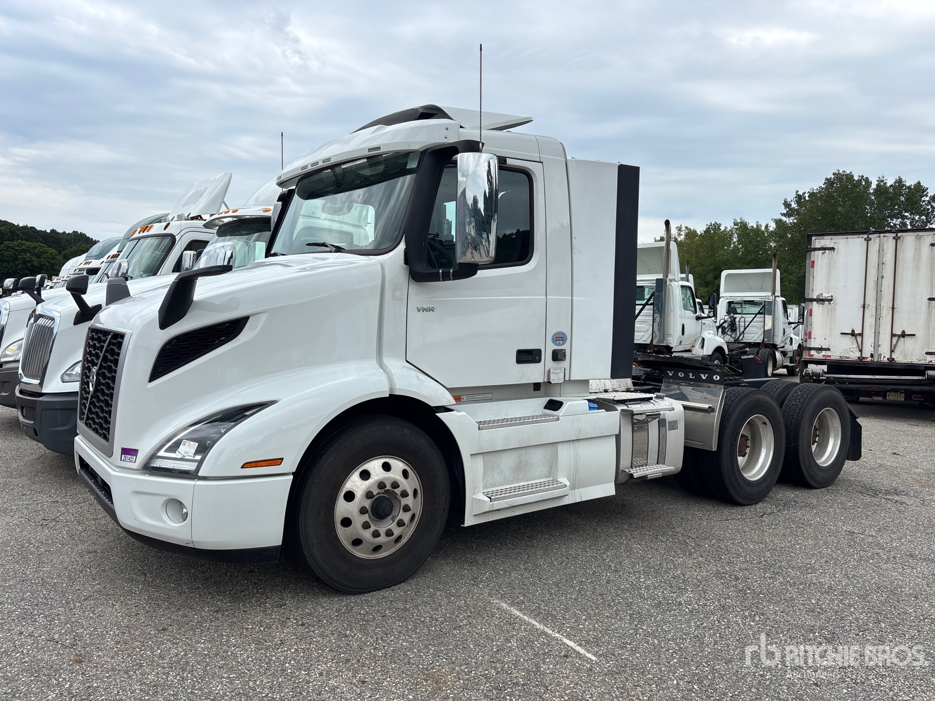 2025 Volvo VNR