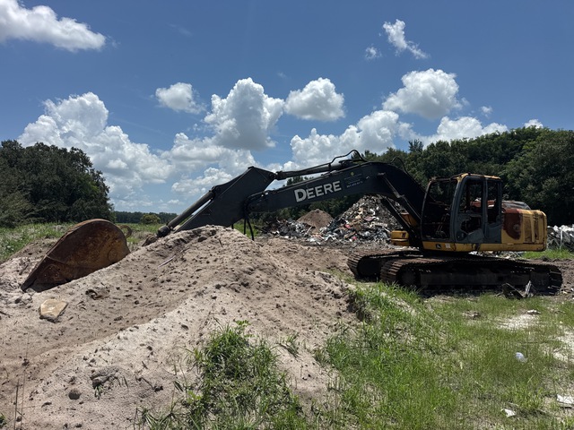 John Deere 200D Tracked Excavator (Inoperable)