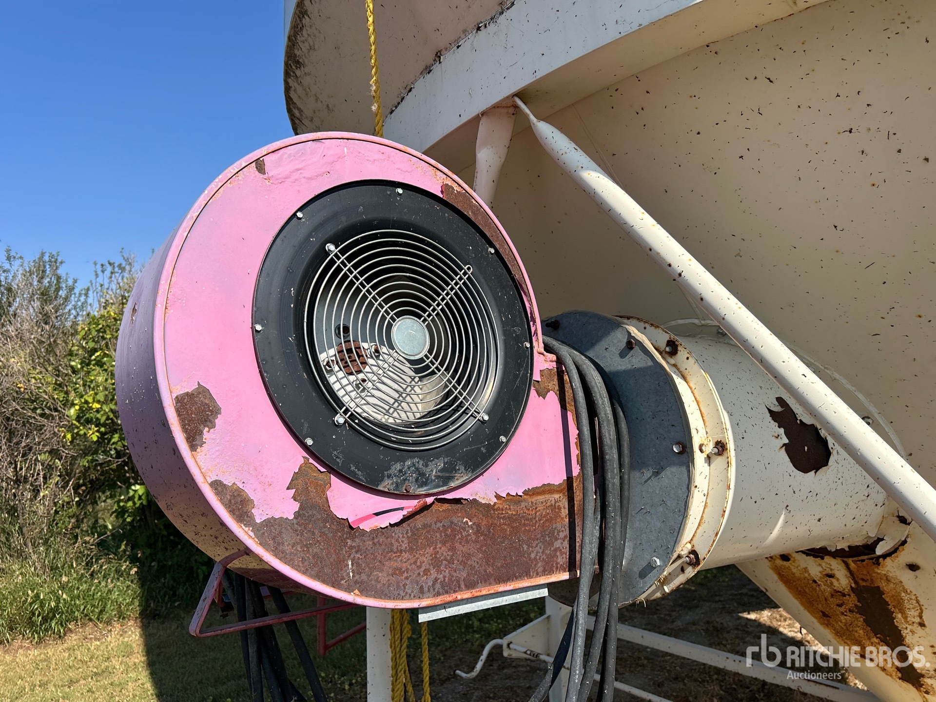Meridian +/- 2000 bu Smooth Wall Hopper