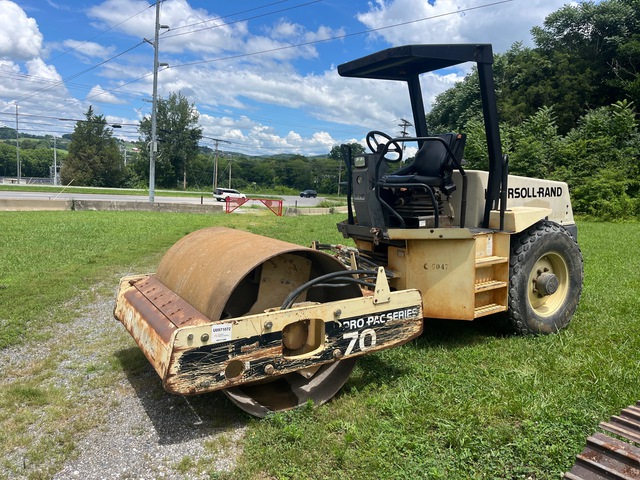 2001 Ingersoll Rand SD70D Pro Pac Smooth Drum Compactor (Inoperable) 2001 Ingersoll Rand SD70D Pro Pac Smooth Drum Compactor (Inoperable)