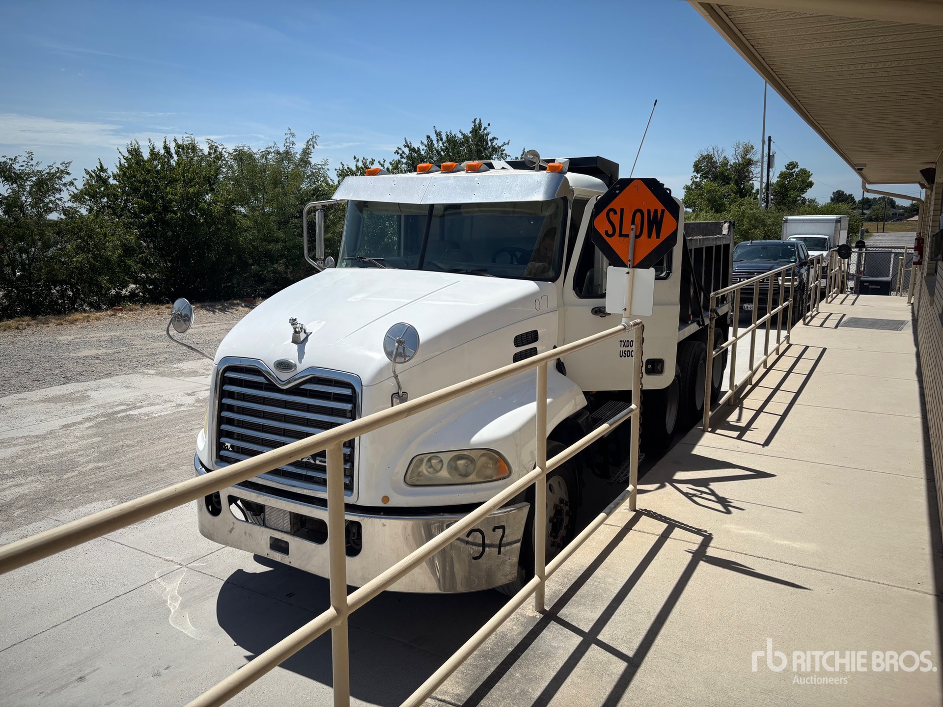 Photo of a 2007 Mack CXN613