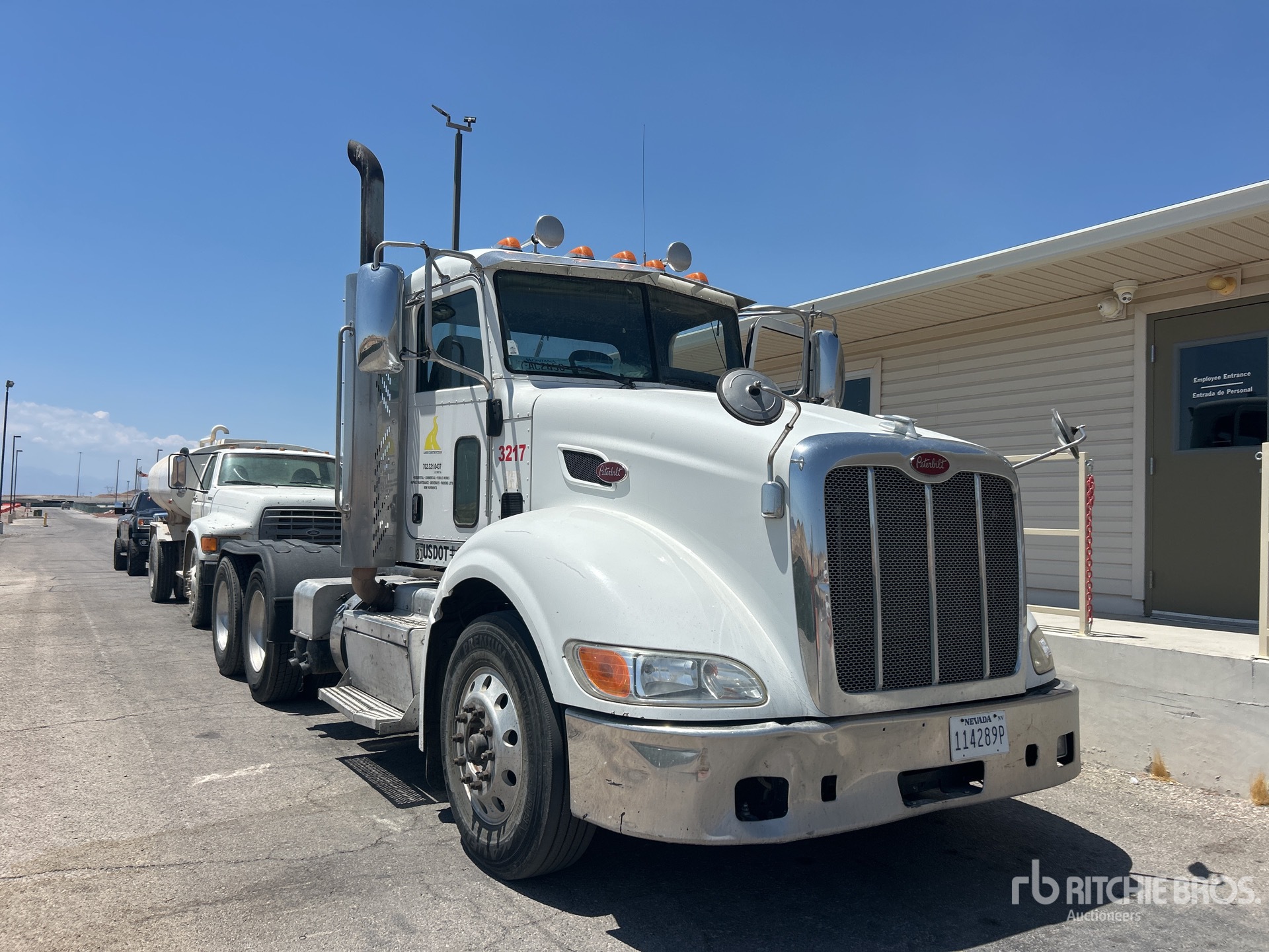Photo of a 2012 Peterbilt 386