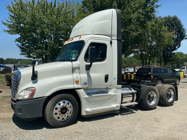 2014 Freightliner Cascadia 125 6x4 T/A Day Cab Truck Tractor