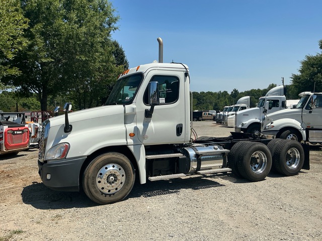 2015 Freightliner Cascadia 125 6x4 T/A Day Cab Truck Tractor