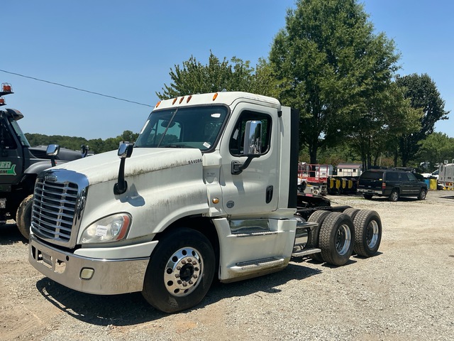 2015 Freightliner Cascadia 125 6x4 T/A Day Cab Truck Tractor