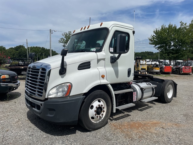 2014 Freightliner Cascadia 113 4x2 S/A Day Cab Truck Tractor