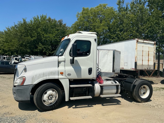 2014 Freightliner Cascadia 125 4x2 S/A Day Cab Truck Tractor