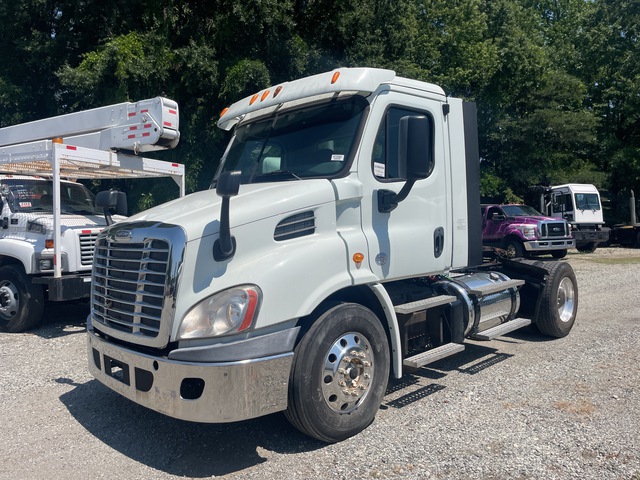 2014 Freightliner Cascadia 113 4x2 S/A Day Cab Truck Tractor