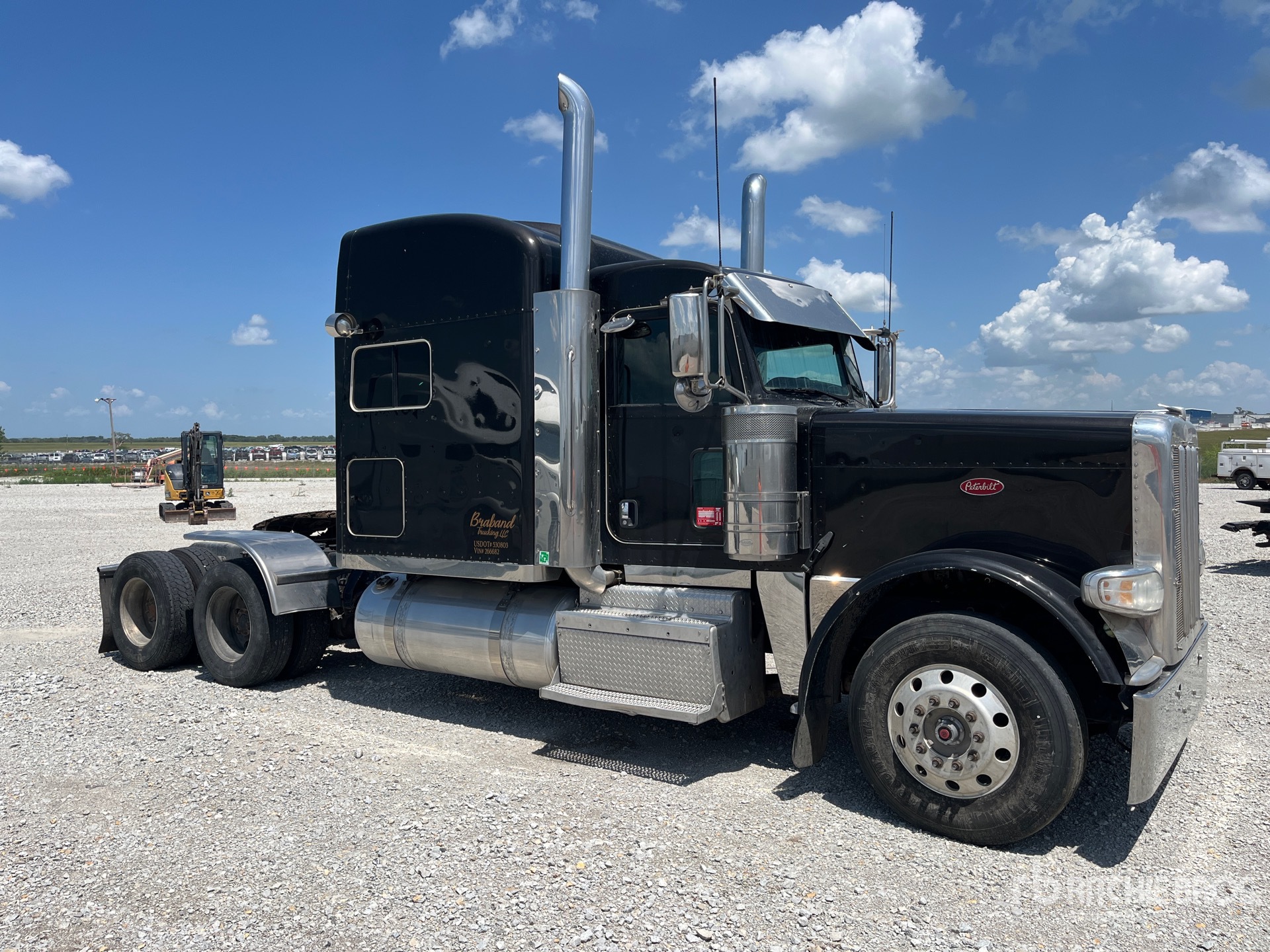 Photo of a 2015 Peterbilt 389