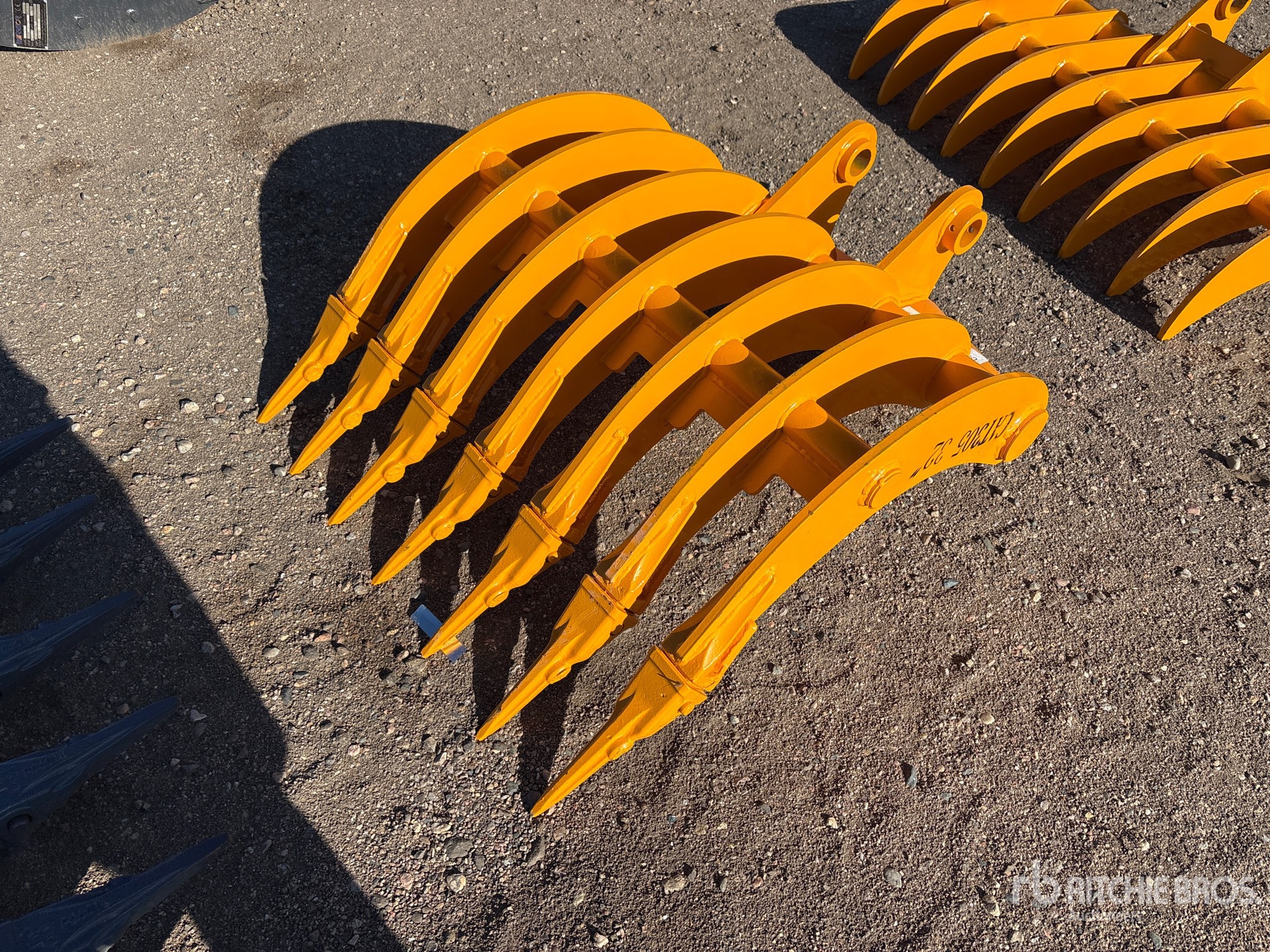 2026 GIYI 32 in - Fits Cat 305 (Unused)
