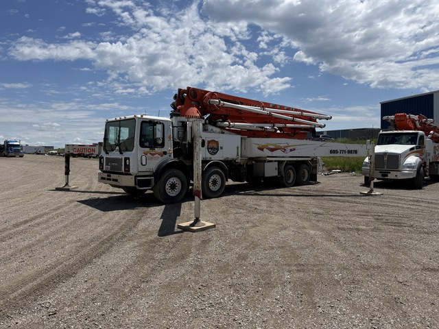 Putzmeister M477 47 m on 2007 Mack MR688S 8x4 Twin-Steer Concrete Pump Truck