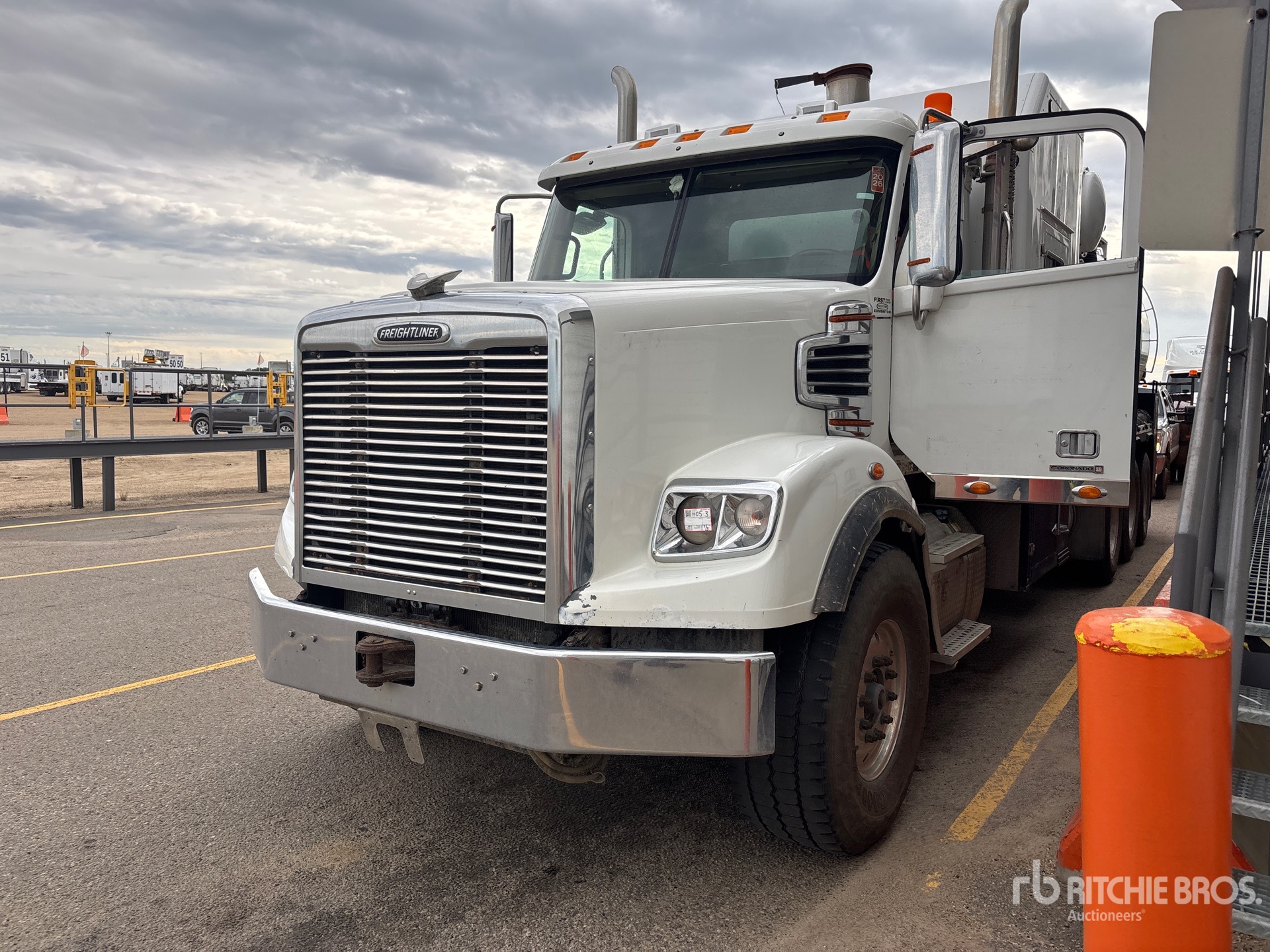 Photo of a 2014 Freightliner CORONADO 122