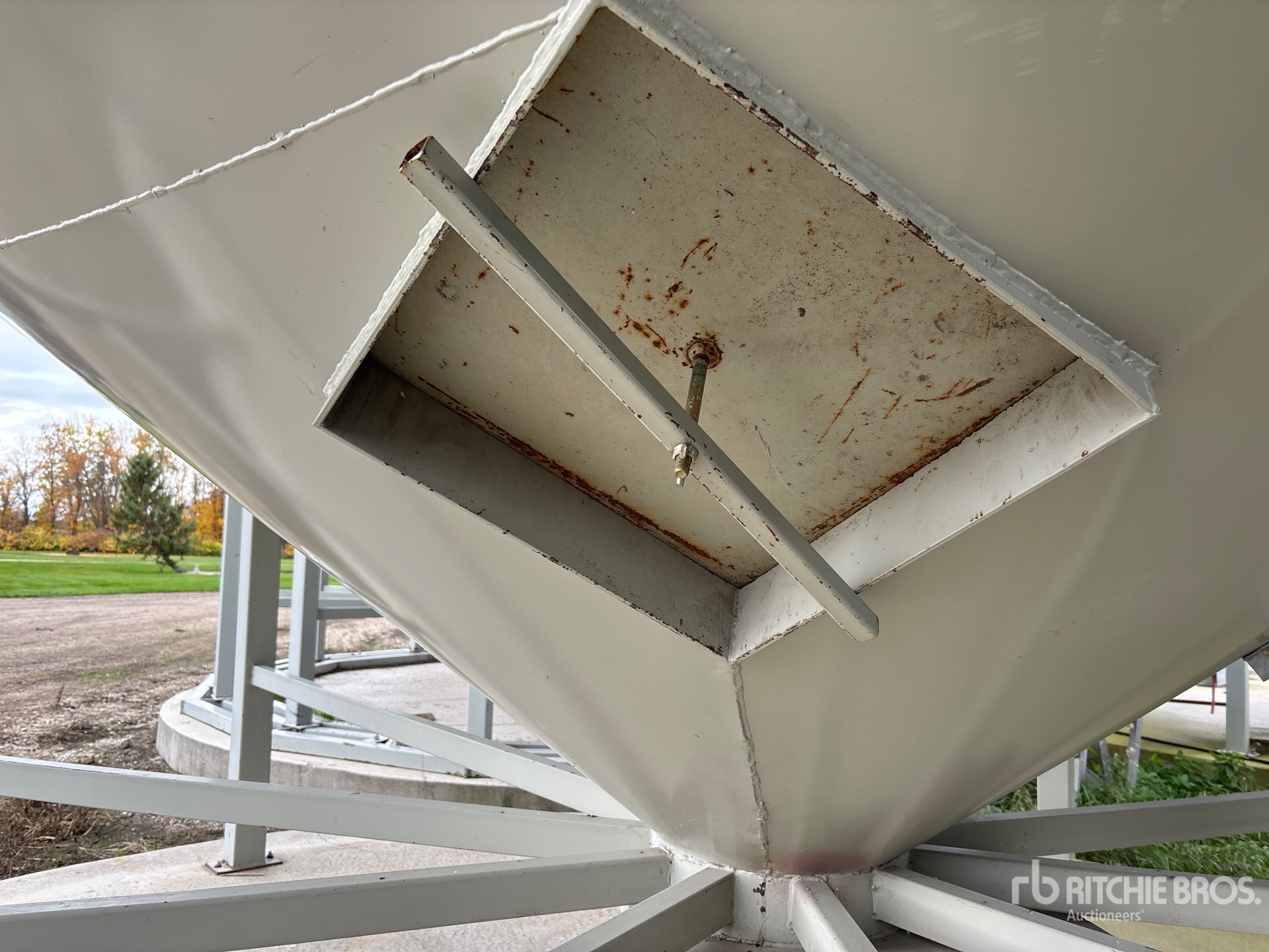 Westeel +/- 5500 bu 8 Ring Hopper
