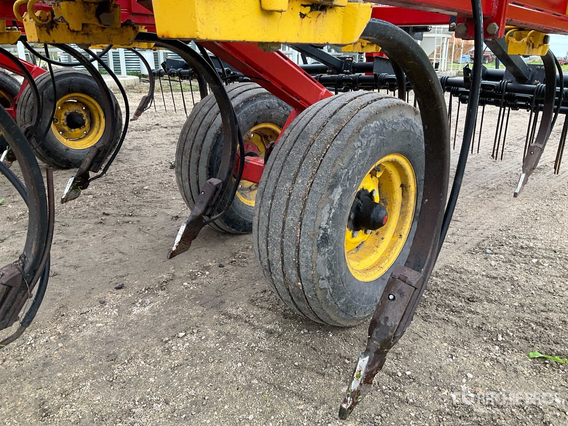 2011 Bourgault 9400