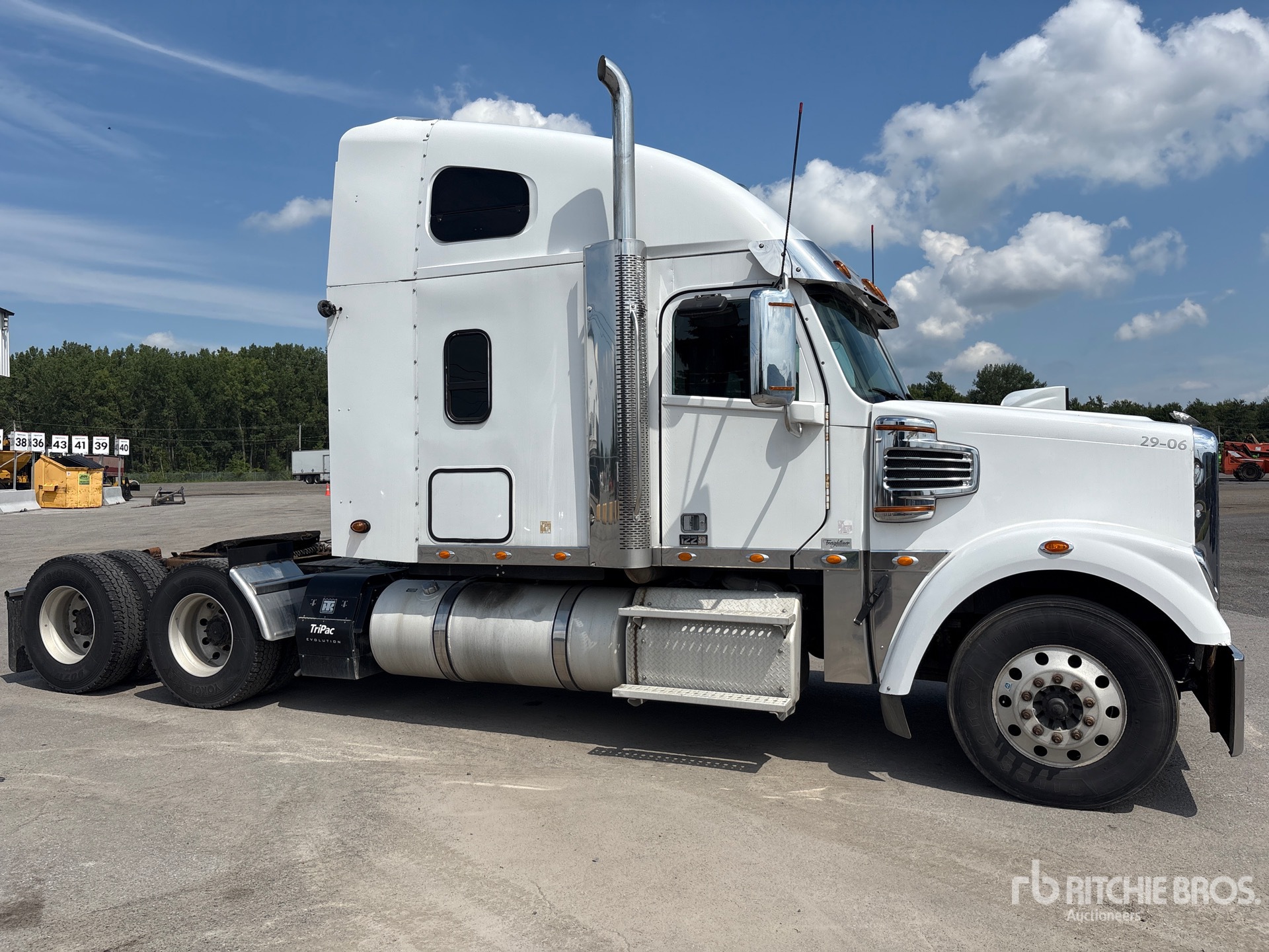 2016 Freightliner Coronado 122
