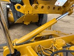 Hydraulics with Saddle Positioning Cylinder