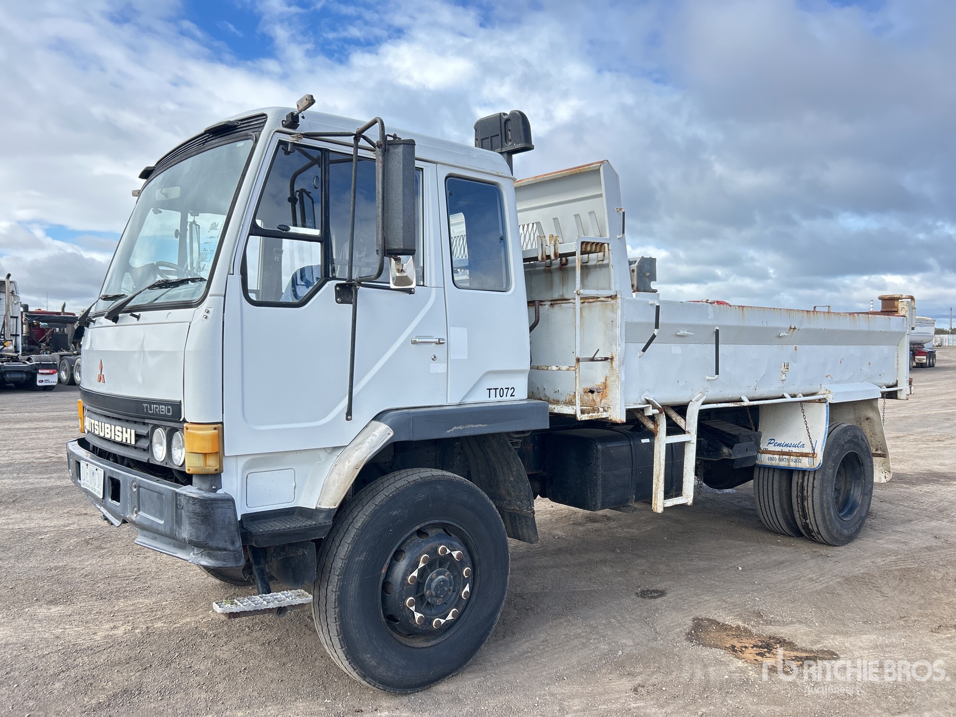 1995 Mitsubishi FM557