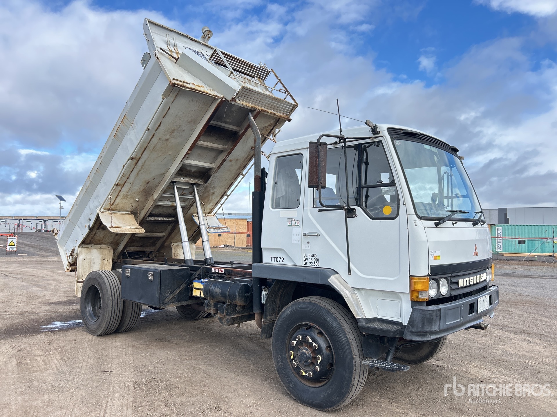 1995 Mitsubishi FM557