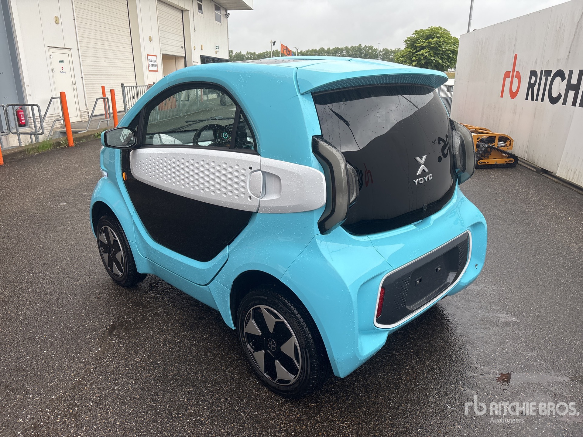 General Appearance with Picture, Left Rear Corner