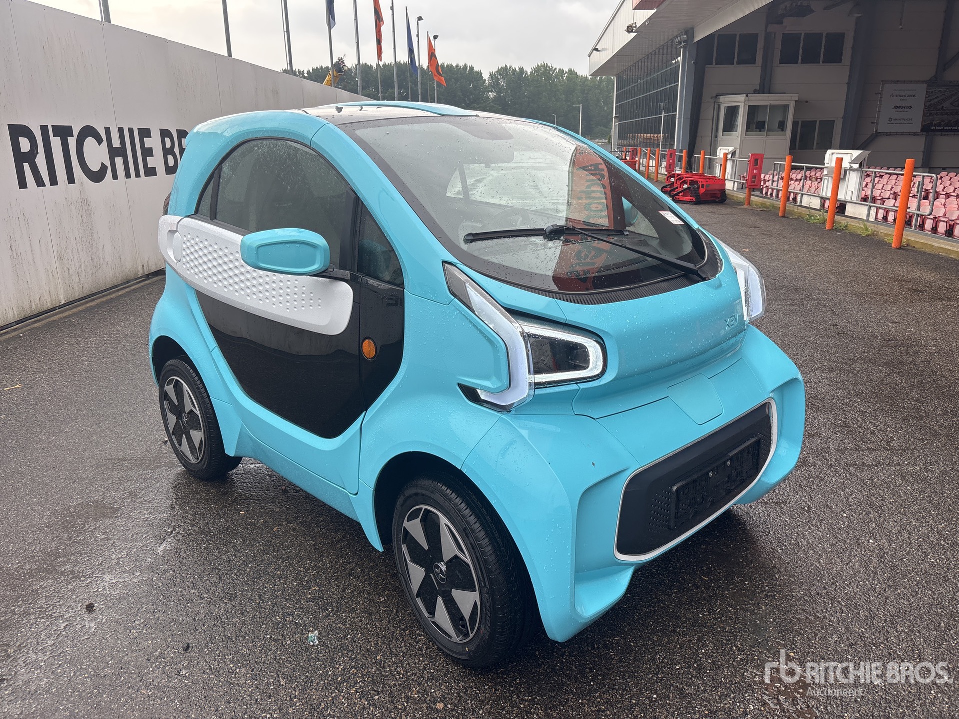 General Appearance with Picture, Right Front Corner