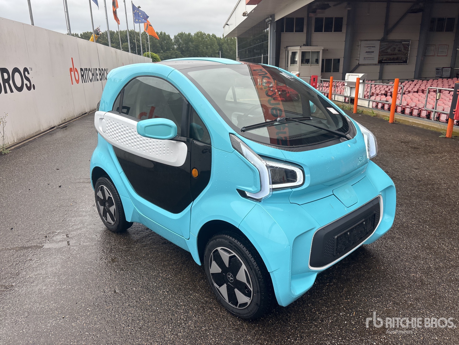 General Appearance with Picture, Right Front Corner