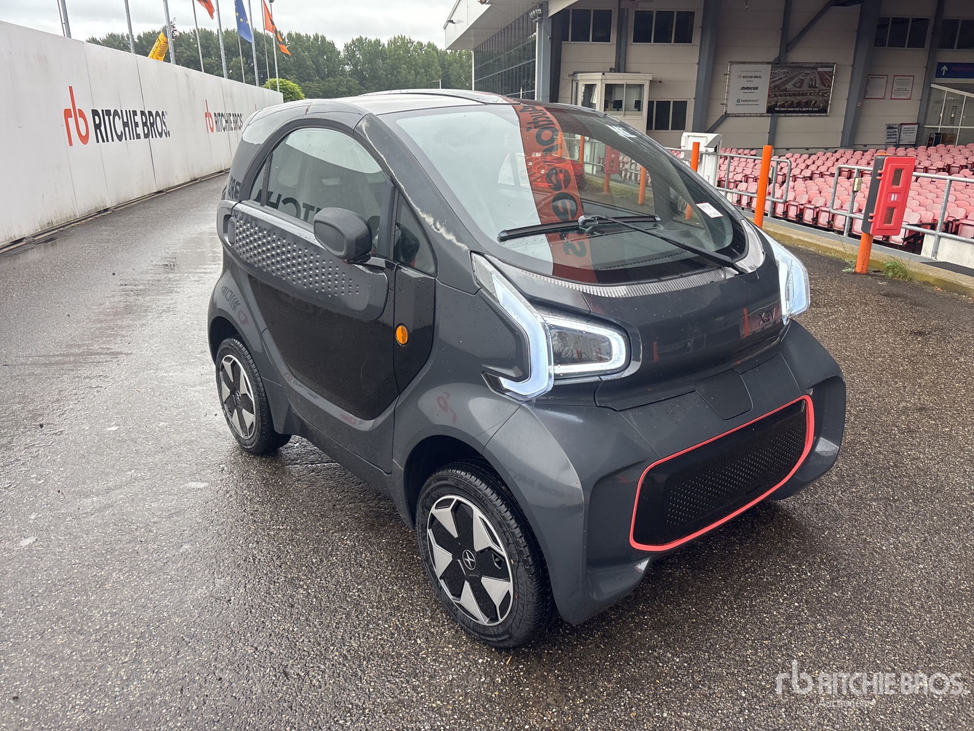 General Appearance with Picture, Right Front Corner