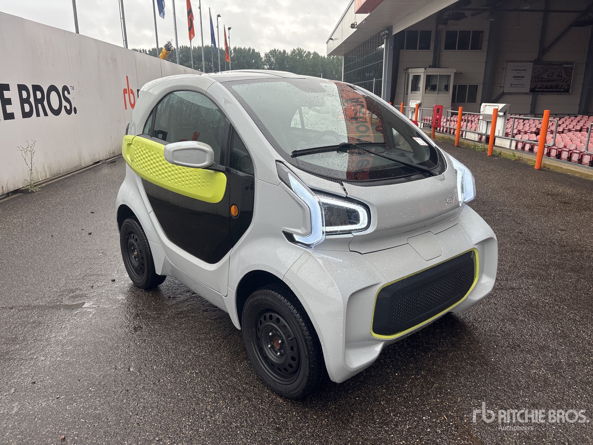 General Appearance with Picture, Right Front Corner