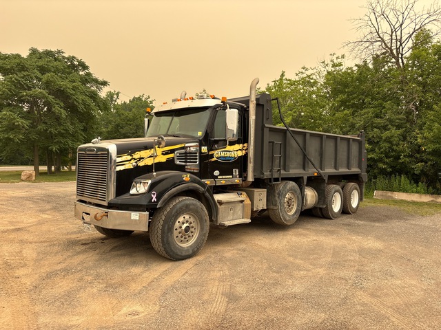 2015 Freightliner 122SD 8x4 Tri/A Dump Truck 2015 Freightliner 122SD 8x4 Tri/A Dump Truck