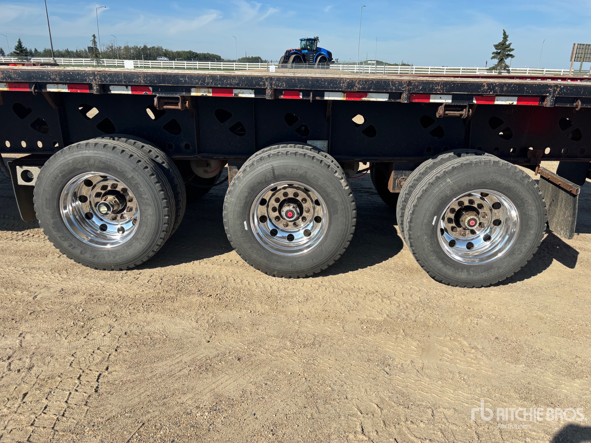 2014 Doepker 67500 lb 46 ft Tri/A Flatbed