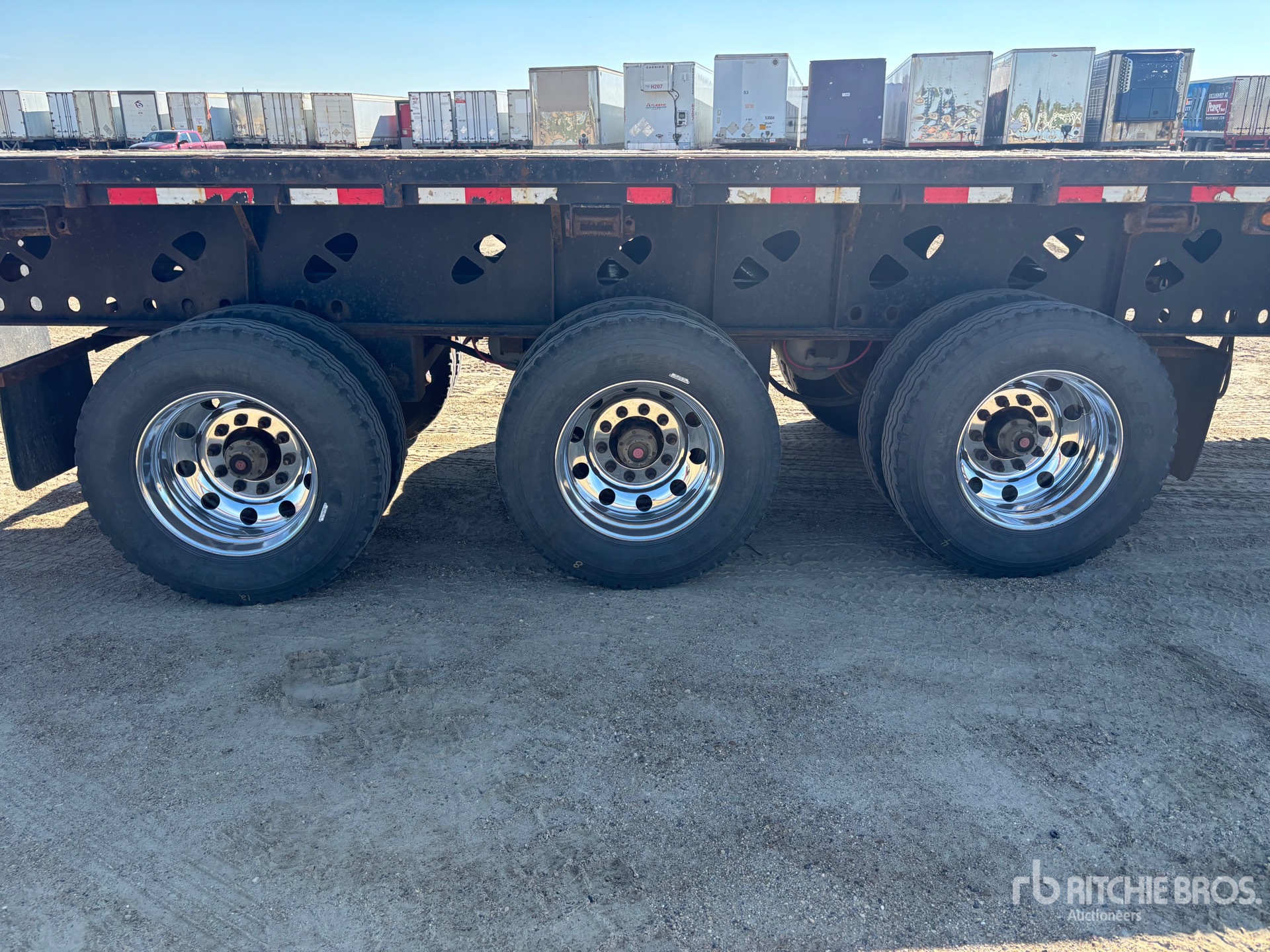 2014 Doepker 67500 lb 46 ft Tri/A Flatbed