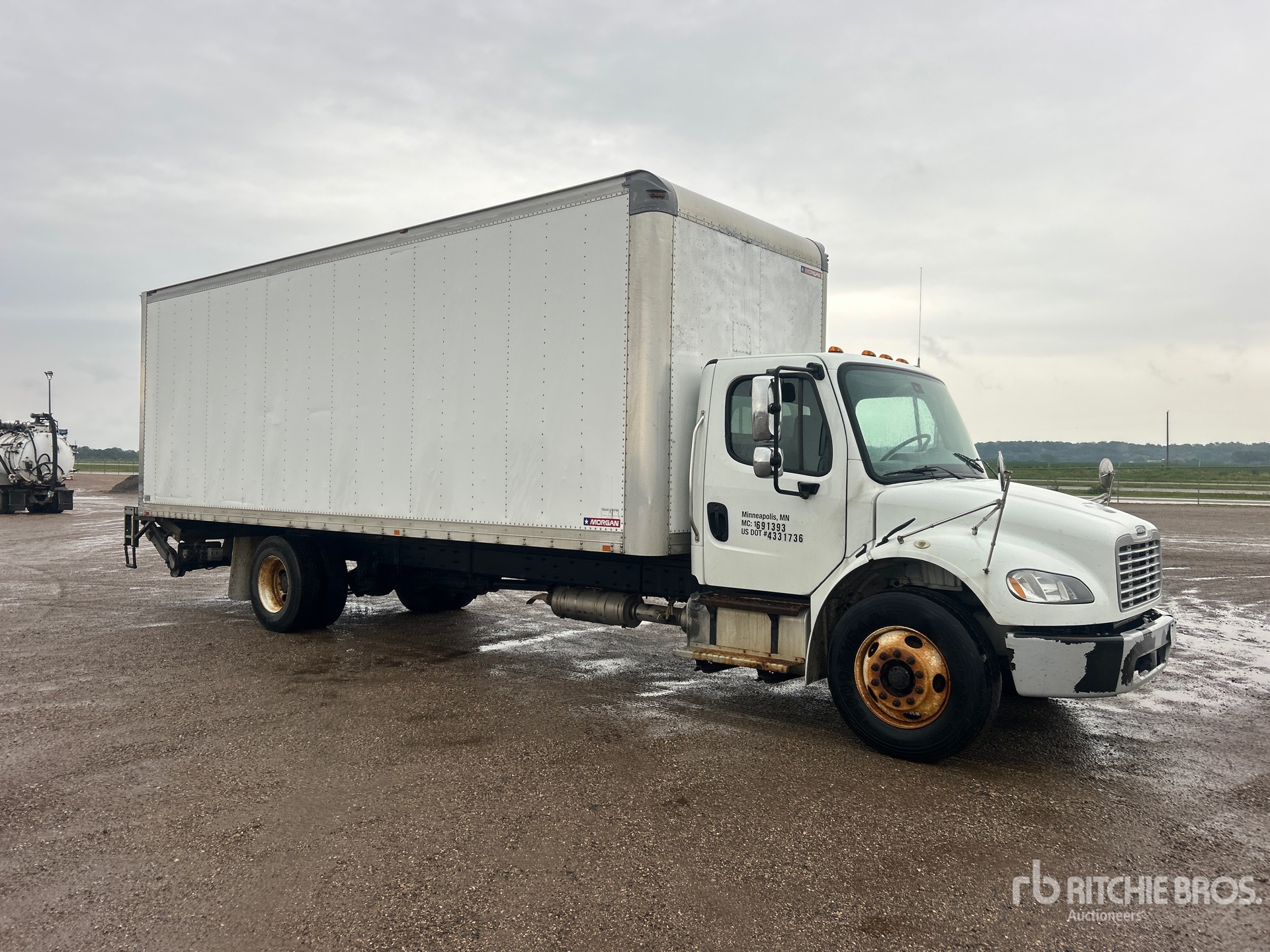 2017 Freightliner M2106