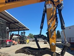 Hydraulics with Thumb Cylinder