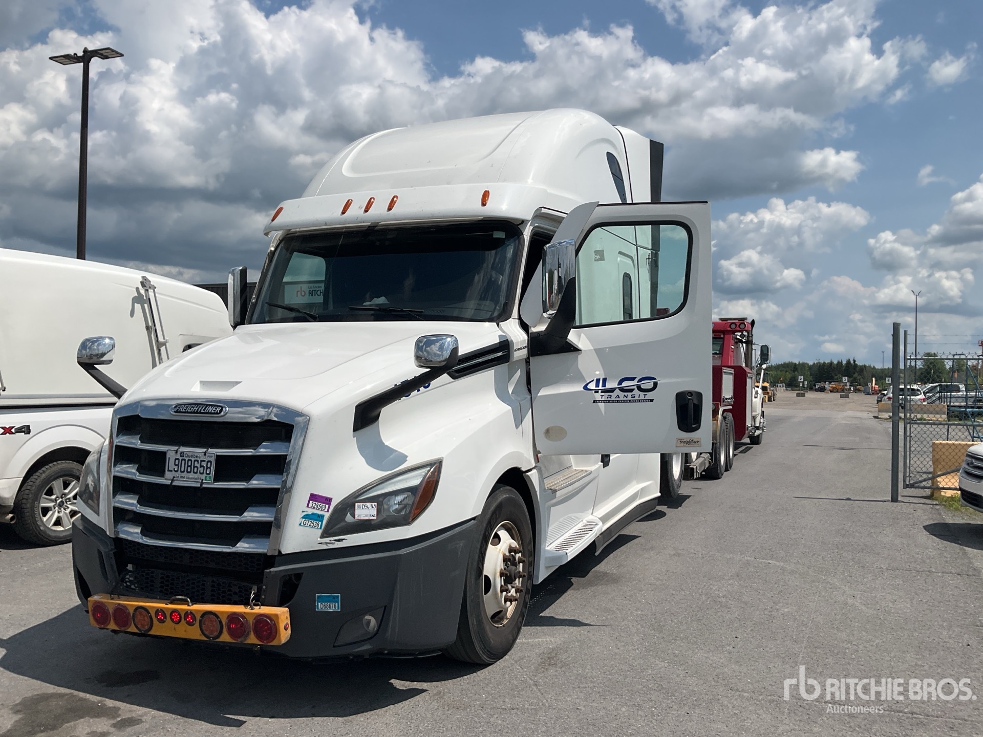2020 Freightliner CASCADIA 126