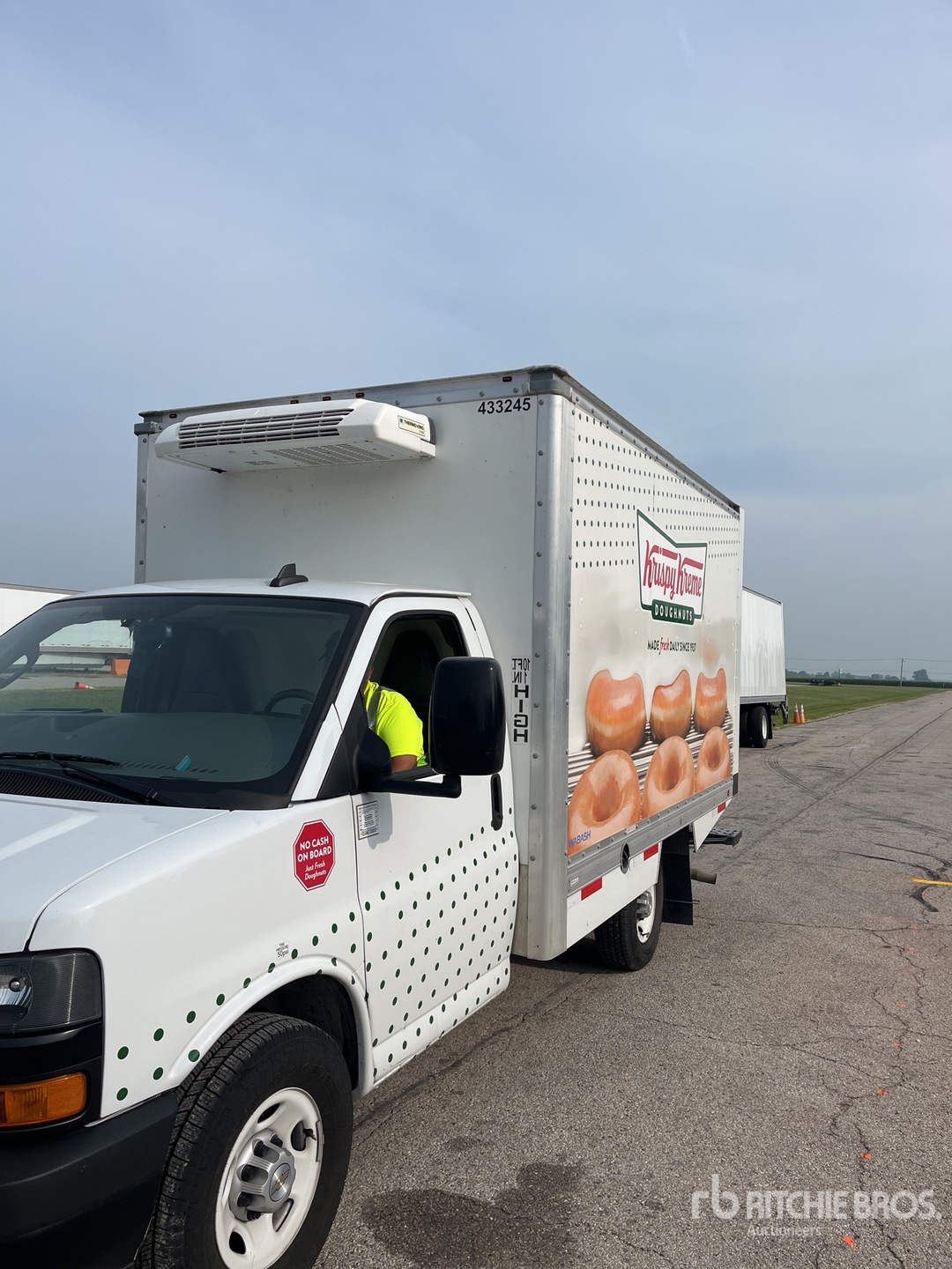 Photo of a 2023 GMC EXPRESS G3500