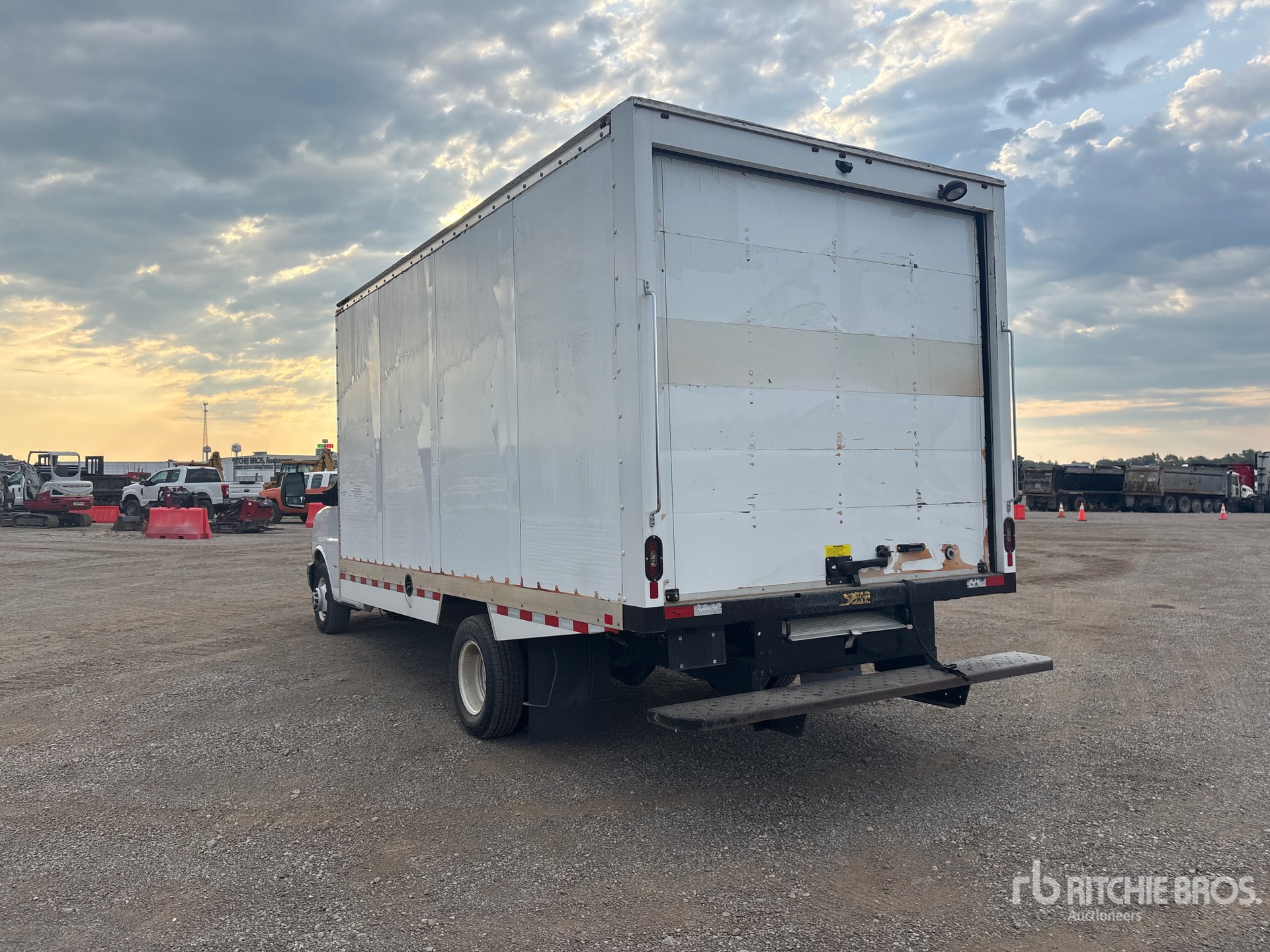 2024 GMC SAVANA G3500